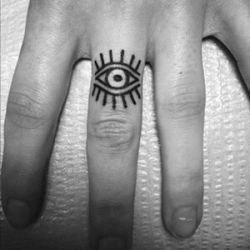 Evil Eye Finger Tattoo Design Mama Tattoos, Eye Tattoo Meaning, Cool Finger Tattoos, All Seeing Eye Tattoo, Henne Tattoo, Lucky Tattoo, Tattoo Son, Diy Tattoo Permanent, Tattoo Diy