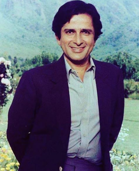 One of the most cherished and adored actors of Bollywood, Shashi Kapoor needs no introduction. The late actor had charisma, a pleasing personality and a smile to die for, and all of this had helped him carve his place into millions of hearts for decades. Women were crazy for him and wanted to be with him. They would line up outside his shooting sets to get a glimpse of him. Shashi Kapoor had made his debut as an actor in the 1961 film, Dharmputra. Then, he had featured in numerous films such as Sashi Kapoor, Kunal Kapoor, Shammi Kapoor, Shashi Kapoor, Guess The Movie, Tragic Love Stories, Vintage Icons, Vintage Bollywood, No Money