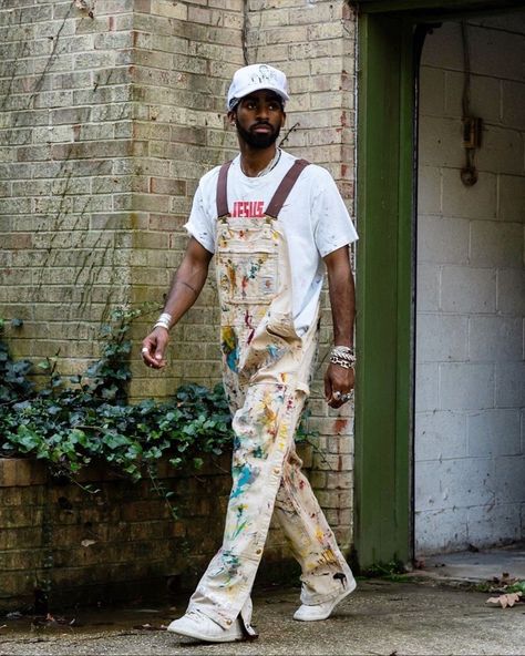 Jacket With Overalls Outfit, Painter Outfit Men, Painters Outfit Artists, Jamaican Streetwear, Outfit Ideas Men Streetwear, Brown Overalls Outfits, Artsy Street Style, Painter Outfit, Classy Outfits Men