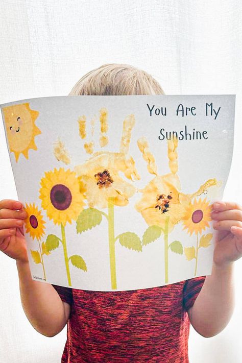 This free printable you are my sunshine handprint craft for kids is so sweet and a really easy craft! The child’s little fingers as sunflower petals and fingerprints for the seeds create a beautiful keepsake. I love the bright colors that this printable has and you could even include a package of sunflower seeds if you were making this as a gift! Handprint Weather Crafts, Hand Print Art Preschool, Kids Handprint Flowers, Fall Toddler Handprint Art, You Are My Sunshine Handprint Craft, Free Printable Handprint Art, Color Yellow Crafts For Preschool, You Are My Sunshine Handprint Art, Sunshine Handprint Art