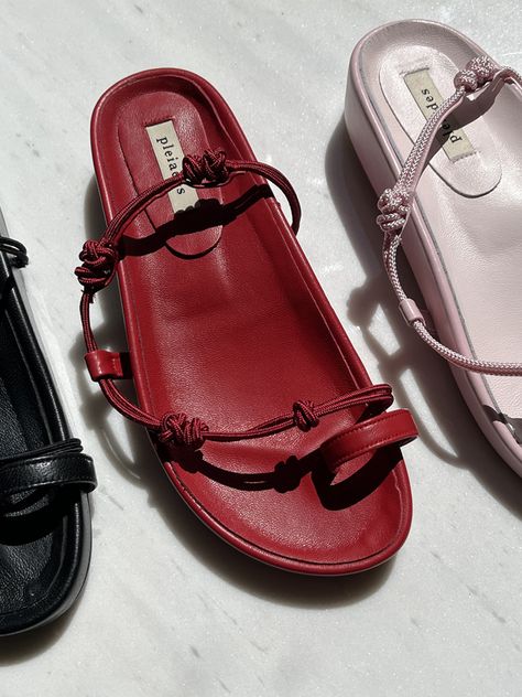 Fashion Sandals Flat, Minimal Flat, Fashion Dream Job, Urban Shoes, Chloe Sandals, Fashion Shoes Boots, Classy Shoes, Red Flats, Leather Dye