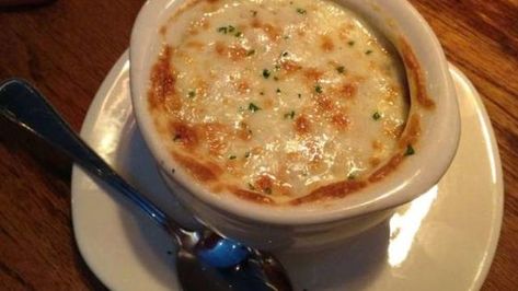 Outback Steakhouse Walkabout Onion Soup Recipe - Food.com Walkabout Onion Soup, Can Chicken Broth, Can Chicken, Sweet Onions, Onion Soup Recipes, Outback Steakhouse, Cat Recipes, Canned Chicken, Bowl Of Soup