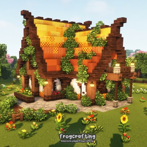 Minecraft Bee Keeper House, Battle Arena Minecraft, Minecraft Village Inspiration, Minecraft Yellow House, Minecraft Cottage Core Builds, Colorful Minecraft Houses, Minecraft Garden House, Colorful Minecraft Builds, Minecraft Cottagecore Village