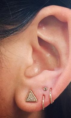 Thinking of getting the little stud- love the triangular piercings Trending Piercings, Lobe Piercing Ideas, Ear Piercings Ideas, Inner Ear Piercing, Different Types Of Piercings, Piercing Lobe, Ear Peircings, Piercings Ideas, Ear Lobe Piercings