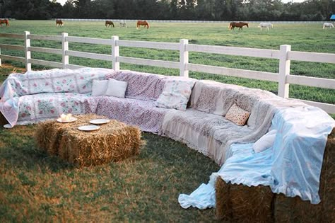 hay bale lounge area / http://www.himisspuff.com/country-rustic-wedding-ideas/7/ Hay Seating, Hay Bale Ideas, Hay Bale Wedding, Hay Bale Seating, Bonfire Party, Deco Champetre, Rustic Decoration, Barn Dance, Hay Bales