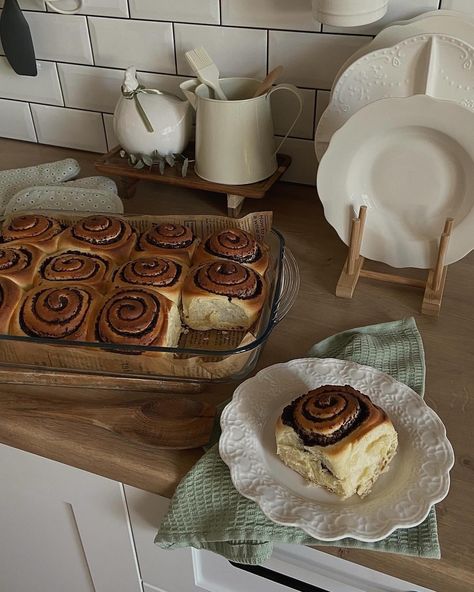 Rolls Food, Food Fall, Baking Aesthetic, Cinnamon Bun, Home Baking, Food Obsession, Pretty Food, Diy Food, Cinnamon Rolls