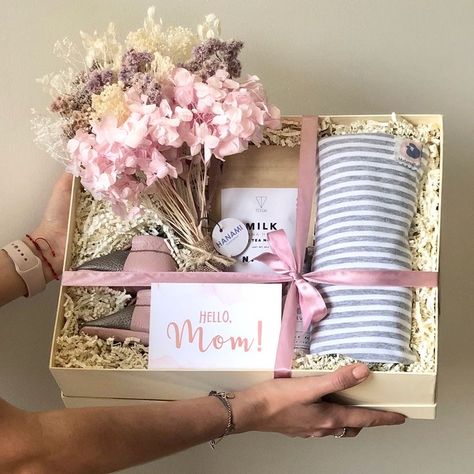 Mom Gifts Box, Wedding Gifts For Groomsmen, Ideas For Mother's Day, Baby And Mom, Gift Box Ideas, Gift Box Design, Baby Gift Box, Basket Gift, Baby Box