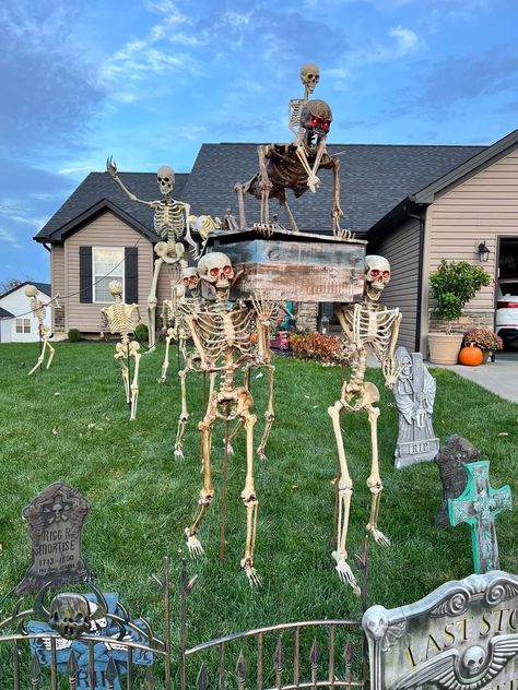 Posable Skeleton Ideas, Skeleton Pictures, Home Depot Halloween Decorations, Halloween Comics, Skeleton Ideas, Posable Skeleton, Skeleton Artwork, Creative Halloween Decorations, Scary Halloween Decorations Diy