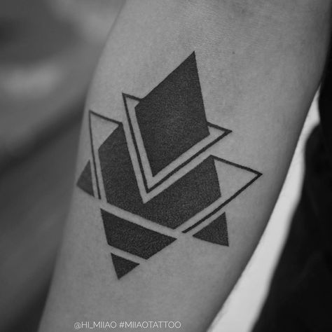 check out for the artist work on Instagram : @hi_miiao Pv Tattoo, Yantra Tattoo, Element Tattoo, Eye Tattoos, Tattoos Men, Elements Tattoo, Creative Jewelry Photography, Artist Work, Geometric Tattoos