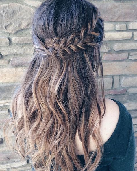 Half-up fishtail braid. French Braid Hairstyles, Fishtail Braid, Beautiful Braids, Wedding Hair Down, Hair Up Styles, Penteado Cabelo Curto, Half Up Half Down Hair, Half Up Hair, Fish Tail Braid