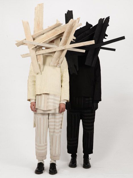 London designer Craig Green fashioned masks from splintered planks of wood for his Autumn Winter 2013 collection. Vivian Sassen, Genderless Aesthetic, Fashion Gender Neutral, David Curtis, Wearable Architecture, Gender Neutral Fashion, Collage Images, Sculptural Fashion, Genderless Fashion