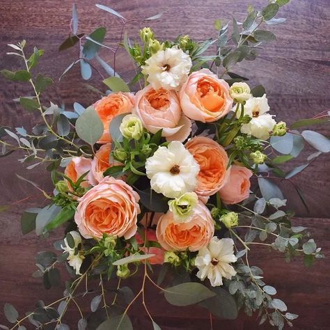 Peach Garden, Small Flower Arrangements, Spring Flower Arrangements, Eucalyptus Bouquet, Spring Floral Arrangements, Flowers Pretty, Fall Flower Arrangements, Flowers Instagram, Diy Arrangements