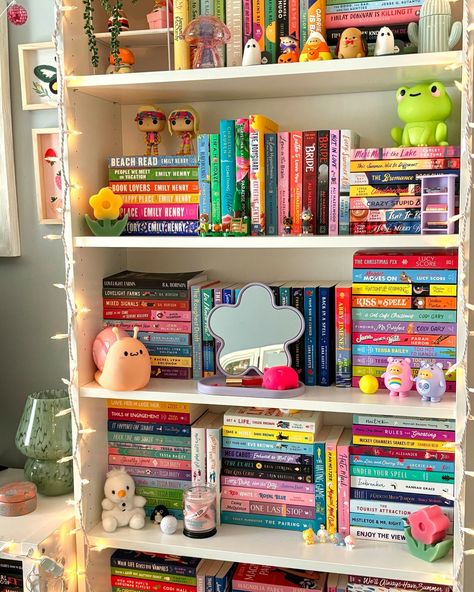 The last time my shelves will look like this til next spring!! I’m getting ready for spooky season! Do you decorate your shelves for each season? My spring & summer shelves look pretty much the same and then I go all out for fall & winter Top Bookshelf Decor, Cozy Book Aesthetic Bedroom, Book Self Aesthetic, Book Shelf Decoration Idea, Bookshelf Inspo Bedroom, Small Bookshelf Inspiration, Books In Room, Cute Shelf Ideas, Open Bookshelf Styling