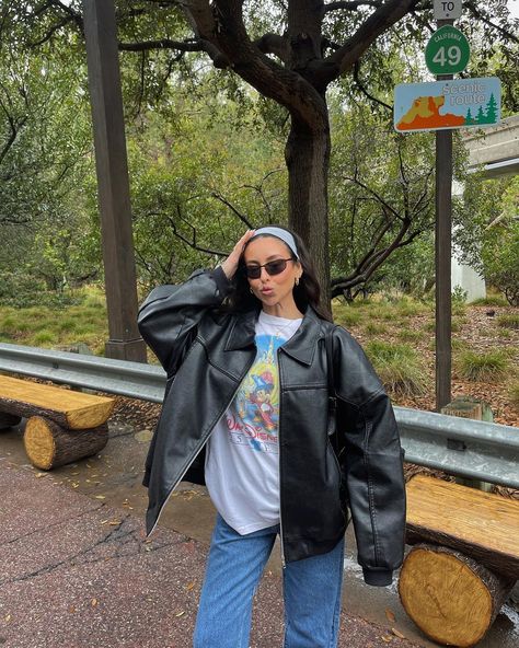 Leather Jacket Disney Outfit, Winter Outfits Disneyland, 90s Disney Outfits, Cool Disney Outfits, Vintage Disney Outfits, Cold Disney Outfits, Disneyland Outfits Winter, Trendy Disney Outfits, Disney Outfits Winter