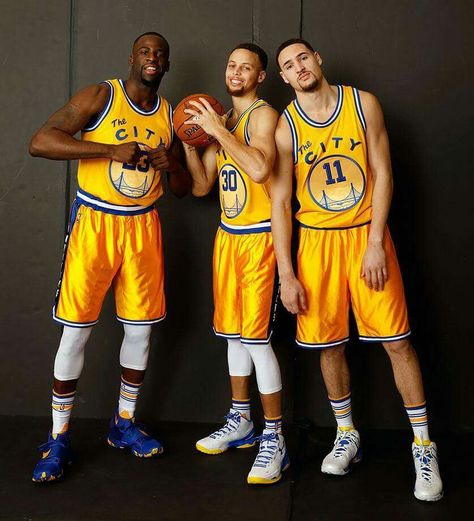 Draymond Green, Stephen Curry and Klay Thompson Thompson Warriors, Golden State Basketball, Stephen Curry Basketball, Golden State Warriors Basketball, Nba Stephen Curry, Splash Brothers, Curry Basketball, Nba Basketball Art, Warriors Basketball