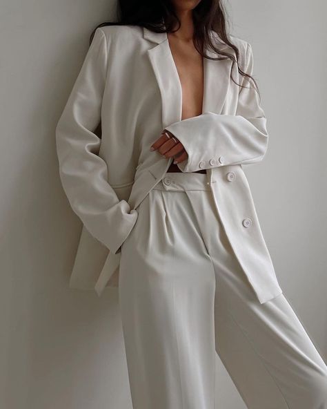 White Fashion Editorial, White Blazer Women, Bridal Suit, Studio Photography Poses, White Suit, Fashion Photography Inspiration, Fashion Mood Board, Minimal Outfit, White Blazer