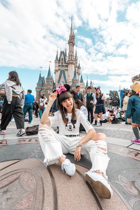 20 Photos to Inspire You to Visit Tokyo Japan | Disneyland Tokyo Tokyo Outfits, Japan Photoshoot, Disneyland Photography, Tokyo Photography, Tokyo Photos, Disney Tokyo, Travel Pose, Disneyland Photos, Disney Photo Ideas