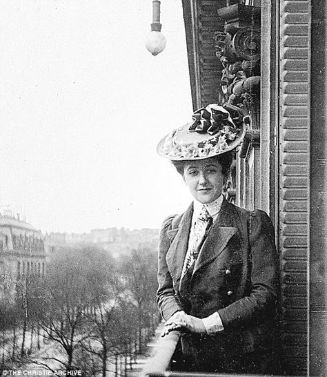 vintage everyday: 13 Rare Photos of The Queen of Crime Agatha Christie I Want Out, Agatha Christie Books, Secret Photo, Miss Marple, Hercule Poirot, Charlotte Bronte, Writers And Poets, Book Writer, Absinthe