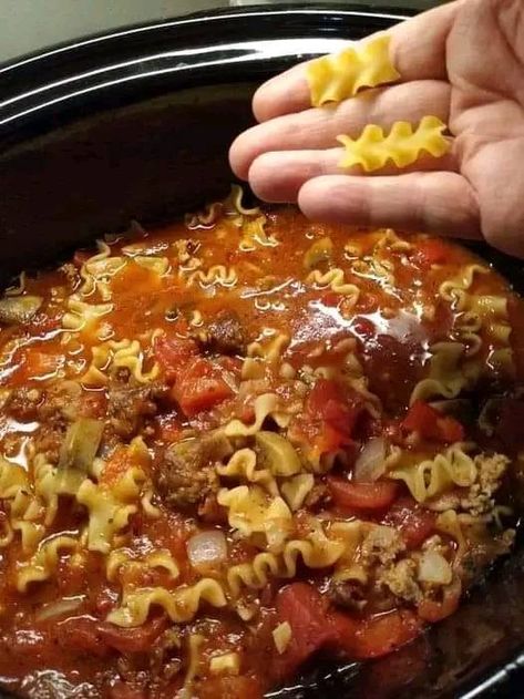 Lasagne Soup, Lasagna Soup Recipe, Crockpot Lasagna, Traditional Lasagna, Soup Maker, Crockpot Chili, Lasagna Soup, Rainy Night, Hearty Soups