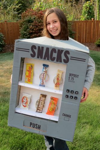 15 Halloween Costumes You Can Make with Amazon Boxes Vending Machine Costume, Candy Vending Machine, Diy Costumes Kids Boys, Diy Halloween Costume Ideas, Creative Halloween Costumes Diy, Meme Costume, Candy Costumes, Box Costumes, Hallowen Ideas