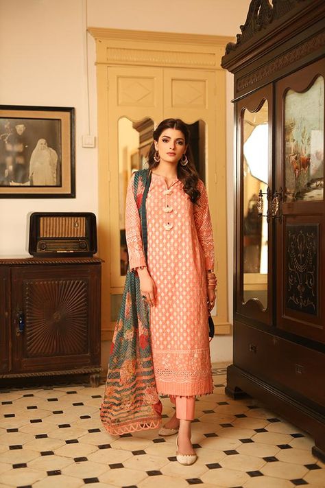 Eid Dresses Design, Dresses With Sleeves Short, Pakistan Eid, Eid Dress Design, Peach Colour Combinations, Cocktail Dresses For Weddings, Dresses Pakistani, Combination Dresses, Eid Dress