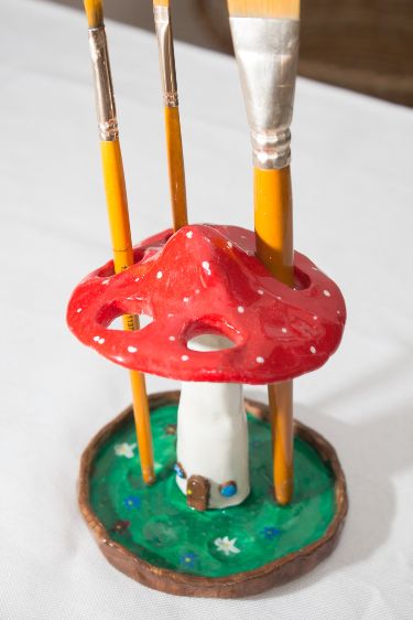 Handmade mushroom-shaped pen and brush holder Check more at https://howcandothis.com/diyideas/handmade-mushroom-shaped-pen-and-brush-holder-2/ Dekorasi Halloween, Clay Magnets, Diy Air Dry Clay, Air Dry Clay Projects, Tanah Liat, Clay Diy Projects, Clay Crafts Air Dry, Cute Clay, Pottery Crafts