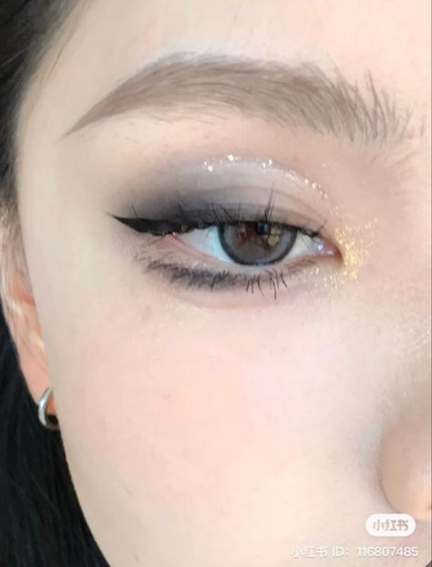 Etheral Make Up, Angelic Makeup Aesthetic, Eyeshadow Creative, Douyin Eye Makeup, Creative Eyeliner, No Make Up Make Up Look, Siren Eyes, Eyeshadow Blue, Eyeshadow Pink