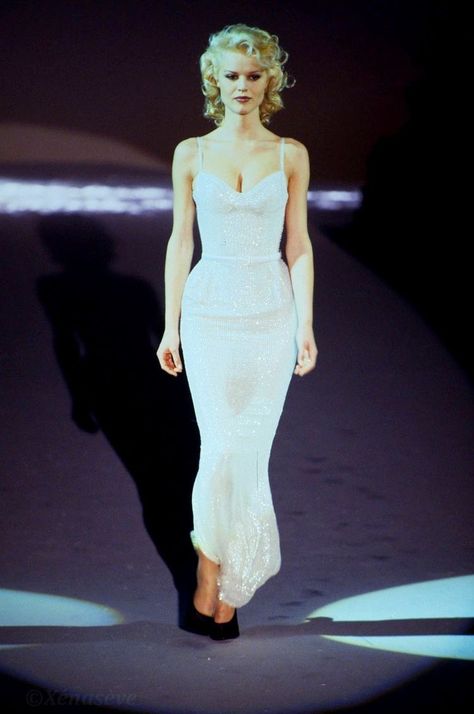 Old Hollywood Dress, Eva Herzigova, Hollywood Dress, 90s Runway Fashion, 80s And 90s Fashion, Claudia Schiffer, Naomi Campbell, Couture Gowns, Kate Moss