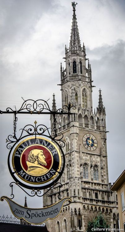 Des enseignes de restaurants et boutiques vintage... Munich Germany, Bavaria Germany, Clock Tower, Street Signs, Town Hall, Germany Travel, Oh The Places Youll Go, Places Around The World, A Sign