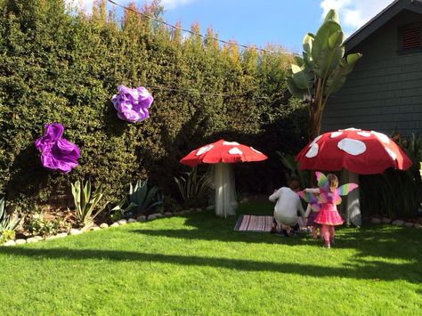 Cute idea! Turn our red umbrella into a big mushroom! Fairy Birthday Party Ideas Decorations, Pixie Hollow Party, Garden Fairy Birthday, Mushroom Umbrella, Fairy Birthday Party Ideas, Halloween Alice In Wonderland, Woodland Fairy Party, Enchanted Party, Giant Mushroom