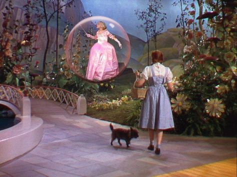 Arrival of Glinda Redhead Fairy, Good Witch Wizard Of Oz, Wizard Of Oz Pictures, Sapo Kermit, Wizard Of Oz Movie, Wizard Of Oz 1939, Glinda The Good, Glinda The Good Witch, Good Witch