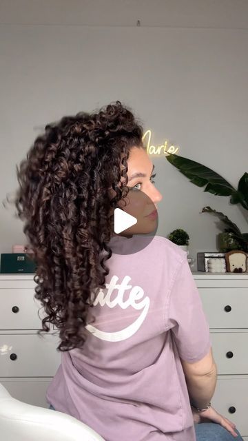 Sophie Marie on Instagram: "Do you struggle clumping your curls together ? Here are some curl tips for juicy ribbon curls ✅  Using @tangleteezer styling brush 💖 make sure you use lots of slip 💦 for these types of ribbon curling techniques   🏷️ tag a curlfriend who is new to embracing their curls   #curly #curlyhairtips #brushstyling #hairtutorial #hairtransformation" Corkscrew Curls Hairstyles, Curly Hair With Wand, Curl Tips, Straw Curls, Corkscrew Curls, Heartless Curls, Curling Techniques, Celestial Hair, Ouai Hair Oil