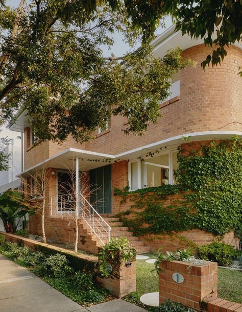 Renovation Architecture, 1950s House, Brick Veneer, Top Architects, English Country Gardens, Curved Walls, Most Beautiful Gardens, Australian Architecture, New Farm