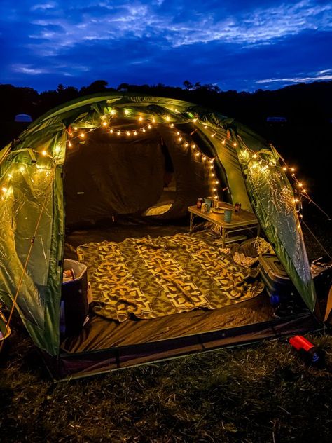 Camping Holiday Aesthetic, Decorated Tents Camping, Comfy Tent Camping, Cozy Tent Aesthetic, Festival Tent Decoration, Cute Tent Ideas Camping, Cute Tent Ideas, Backyard Tent Ideas, Camp Lighting Ideas