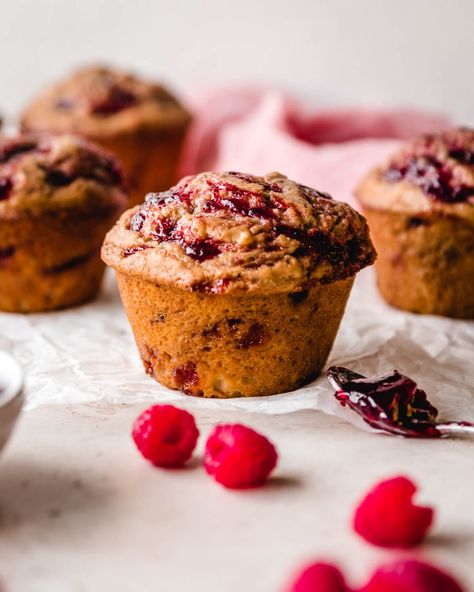 This easy raspberry muffin recipe makes 8 jumbo muffins that look just like they came from the bakery with their beautifully domed tops. Bursting with raspberry flavor from the raspberry jam that is swirled into the batter and into the muffin tops, these homemade raspberry muffins also have a hint of lemon from the lemon juice and lemon zest added to the batter. To keep these muffins flavorful and moist, sour cream is also added to the muffin batter. | kickassbaker.com Jam Filled Muffins Recipe, Gourmet Muffins, Muffins With Sour Cream, Unhealthy Desserts, Lemon Ricotta Muffins, Dessert Auction, Healthy Muffins For Kids, Raspberry Muffin Recipes, Sour Cream Muffins