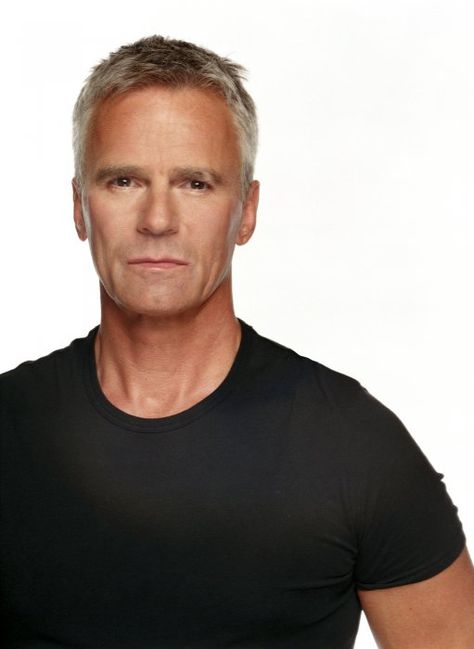 Richard Dean Anderson Knuckle Head, Richard Anderson, Stargate Franchise, Richard Dean Anderson, Cast Photos, Handsome Older Men, Stargate Sg1, Old Shows, Popular Shows