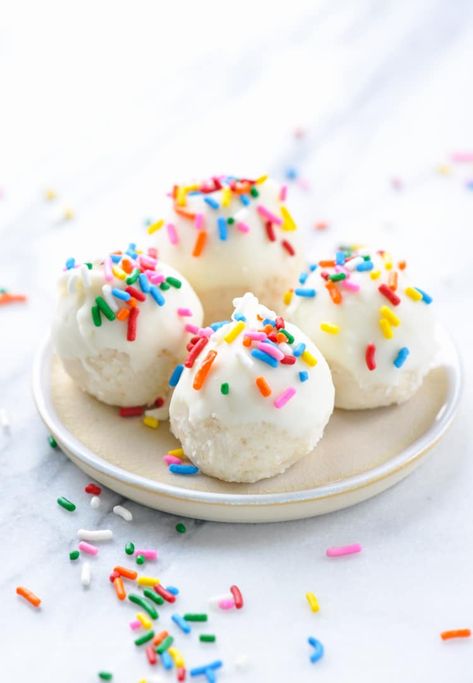 If you're attending a New Year's Eve gathering, these Champagne Cake Balls are an easy dessert recipe to add to your party menu! Cake Fudge Recipe, Birthday Cake Fudge, Sugar Cookie Bar Recipe, Italian Fig Cookies, Cake Mix Donuts, Cake Batter Fudge, Fig Cookies, Funfetti Cake Mix, Champagne Cake