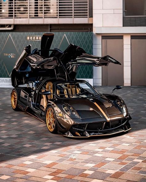 Dreamer Garage — Pagani Huayra Dinastia par supercarsofhongkong via... Pagani Car, Tmax Yamaha, Aesthetic Car, Top Luxury Cars, Lux Cars, Super Sport Cars, Pagani Huayra, Exotic Sports Cars, Cool Sports Cars