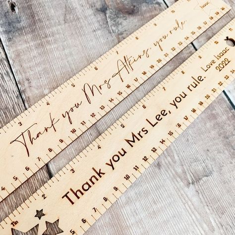 This engraved wooden birch ruler makes the perfect gift to show your appreciation to your favourite Teacher. Choose from two different font styles, block or script. Add your own personalised message and add your child's name and class year to make the gift truly unique. Available in 3 different styles. All made to order. Engraved Teacher Gifts, Engraved Valentines Gifts, Wood Engraved Gifts, Engraved Christmas Gifts, Wood Laser Ideas, Laser Engraved Metal, Appreciation Gifts Diy, Favourite Teacher, Gift For A Teacher