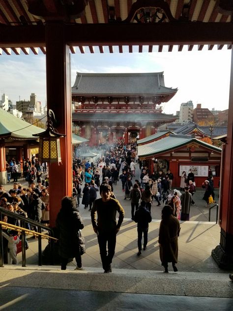 Busy around Christmas time. by Parooka12 The post Senso-Ji Temple Grounds (December 2019) appeared first on Alo Japan. Japan In December, Japan December, Japanese Holidays, Sensoji Temple, Japan Photo, Christmas Time, Temple, Holidays, Japan