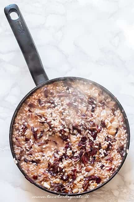 Cuocere il risotto al radicchio rosso con il brodo - Ricetta Risotto al radicchio Risotto Radicchio, Gnocchi, Food For Thought, Savoury Food, Italian Recipes, Acai Bowl, Oatmeal, Food And Drink, Rice