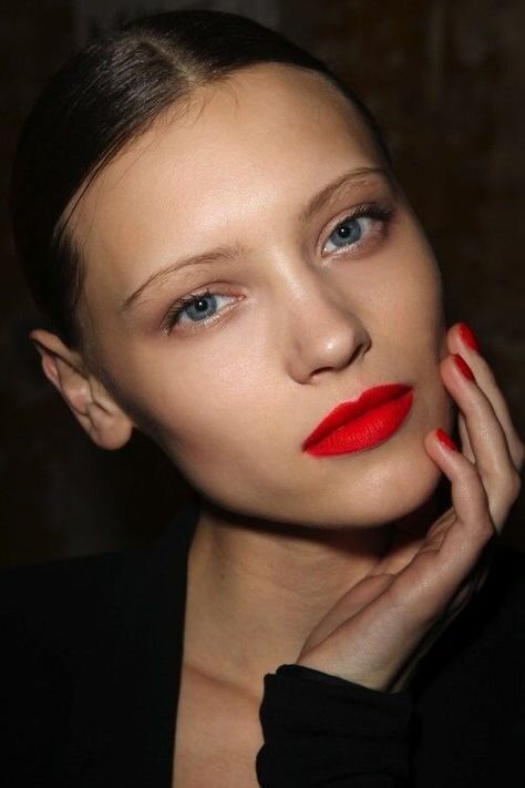 No mascara | HOWTOWEAR Fashion Makeup Runway, Red Orange Lipstick, Red Lipstick Looks, Bright Red Lipstick, Holiday Makeup Looks, Bright Lips, Beauty Make-up, Bold Lips, Holiday Makeup