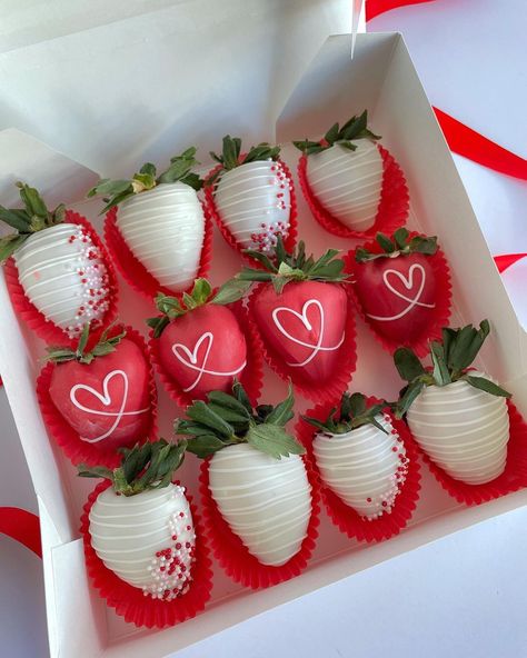 Crochet Valentine Gifts, Valentine Chocolate Covered Strawberries, Chocolate San Valentin, Chocolate Covered Desserts, Valentine Strawberries, Strawberry Box, Chocolate Covered Strawberry Recipe, Strawberry Treats, Chocolate Covered Strawberries Bouquet