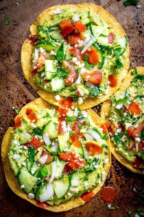 These Vegan Avocado Hummus and Cucumber Pico de Gallo Tostadas actually keep me full. And, wait for it, they taste good too!?! Hummus And Cucumber, Wallpaper Food, Avocado Hummus, Resep Diet, God Mat, Think Food, Avocado Recipes, Be Prepared, Vegan Eating