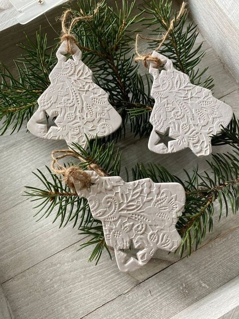 Christmas Clay Craft Ideas, Diy Clay Crafts Air Dry Christmas, Pottery Christmas Ornaments Ideas, Air Dry Clay Xmas Ornaments, Fimo Ideas Christmas, Ceramic Xmas Ornaments, Christmas Decor Ideas Air Dry Clay, Air Clay Gift Ideas, Clay Xmas Ornaments