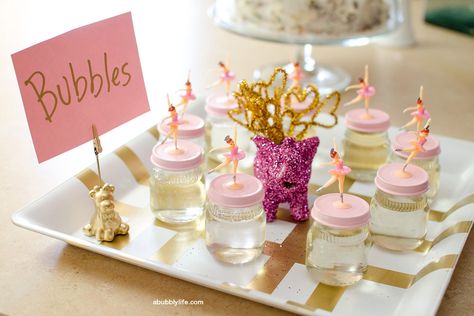 How to make DIY bubble jar party favors Bubble Solution Recipe, Jar Party Favors, Bubble Favors, Bubble Party Favors, Bubble Mix, Pink Lemonade Party, Homemade Bubbles, Bubble Solution, Ballet Party