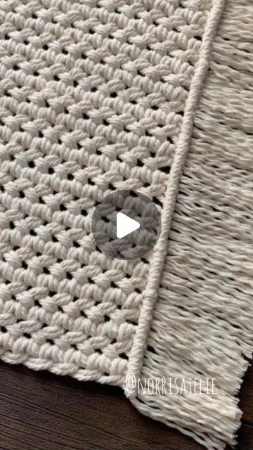 Knitting With Macrame Cord, New Macrame Designs, Diy Macrame Rug Tutorial, Macrame Placemat Tutorial, Crochet With Macrame Cord, Macrame Rug Diy, Diy Macrame Rug, Macrame Rug Pattern, Macrame Placemat Diy