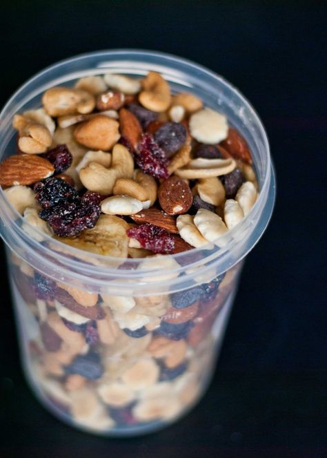 Healthy Trail Mix Image Sweet And Salty Trail Mix, Salty Trail Mix, Healthy Trail Mix Recipes, Trail Mix Ingredients, Trail Mix Recipe, Curry Dip, Healthy Trail Mix, Frozen Yogurt Bites, Trail Mix Recipes