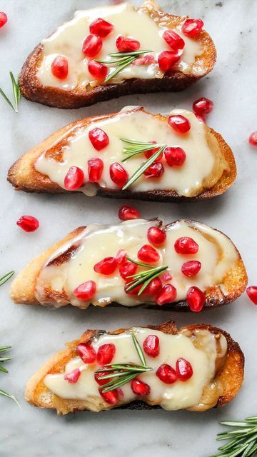 Abigail | Cooking in Brooklyn on Instagram: "Rosemary garlic confit crostinis with St. Albans creamy cheese and pomegranate. You know I am such a fan of garlic confit but pairing it with this cheese really takes it to the next level. Another fun holiday app! Here’s how to make it: A head of garlic EVOO A few sprigs of rosemary Red pepper flakes Sea salt and pepper Vermont Creamery St.Albans cheese French baguette Pomegranate Step 1: Make your garlic confit: Preheat oven to 250 and peel skin o Pear Toast, Burrata Toast, Chorizo Hash, Hot Honey Recipe, Hash Brown Breakfast, Sweet Toast, Garlic Confit, Recipe Appetizers, Baked Goat Cheese