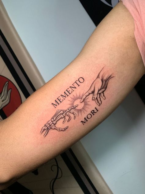 Mortui Vivos Docent Tattoo, Me Mento Mori Tattoo, Тату Momento Mori, Magnet Tattoo, Memento Vivere Tattoo, Momento Mori Tattoo, Mori Tattoo, Memento Mori Tattoo, Feather With Birds Tattoo